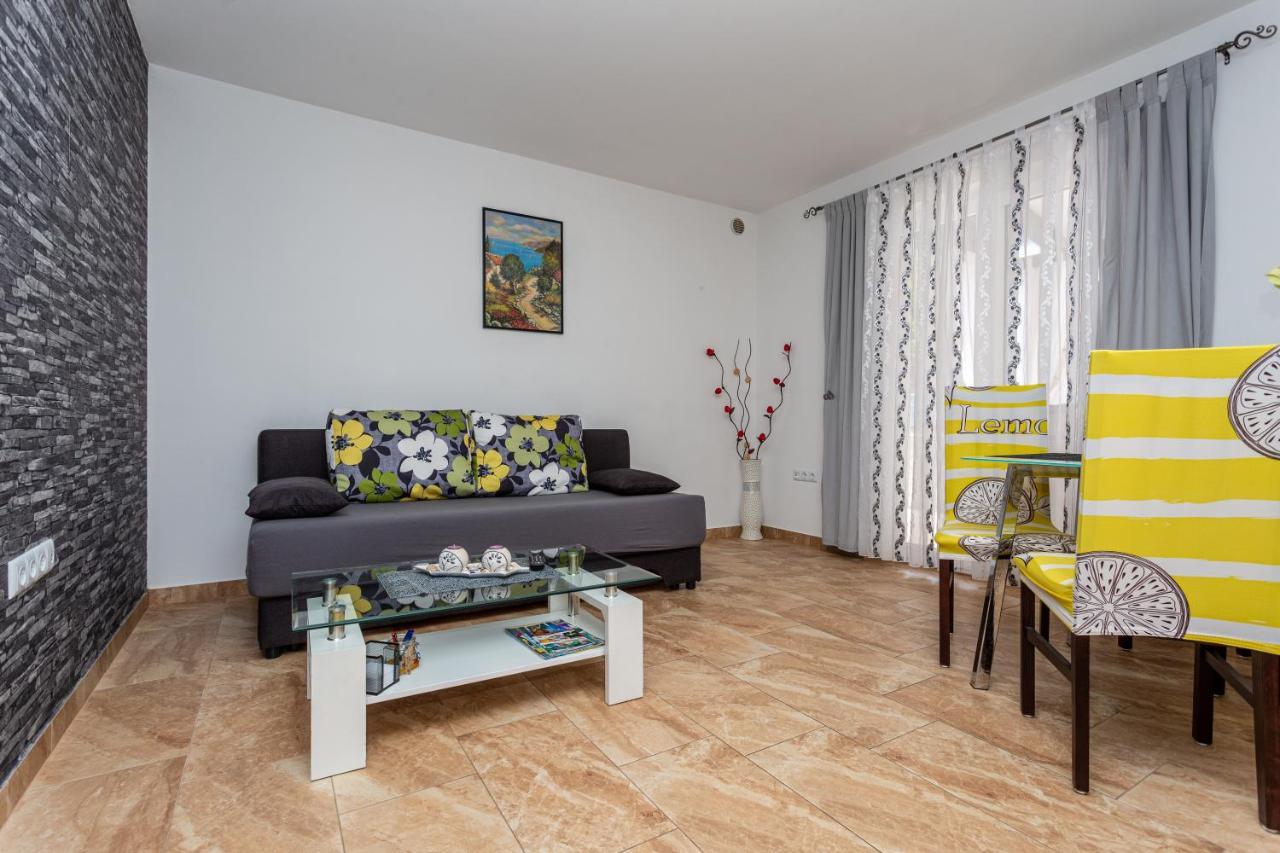 Apartment With A Private Swimming Pool, Garden & Bbq Gostinjac Exterior foto