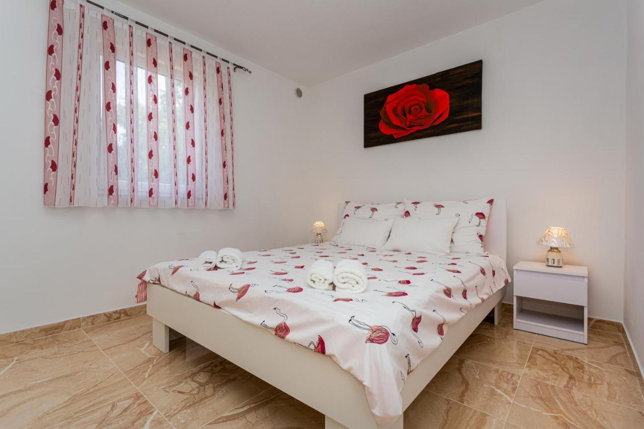 Apartment With A Private Swimming Pool, Garden & Bbq Gostinjac Exterior foto